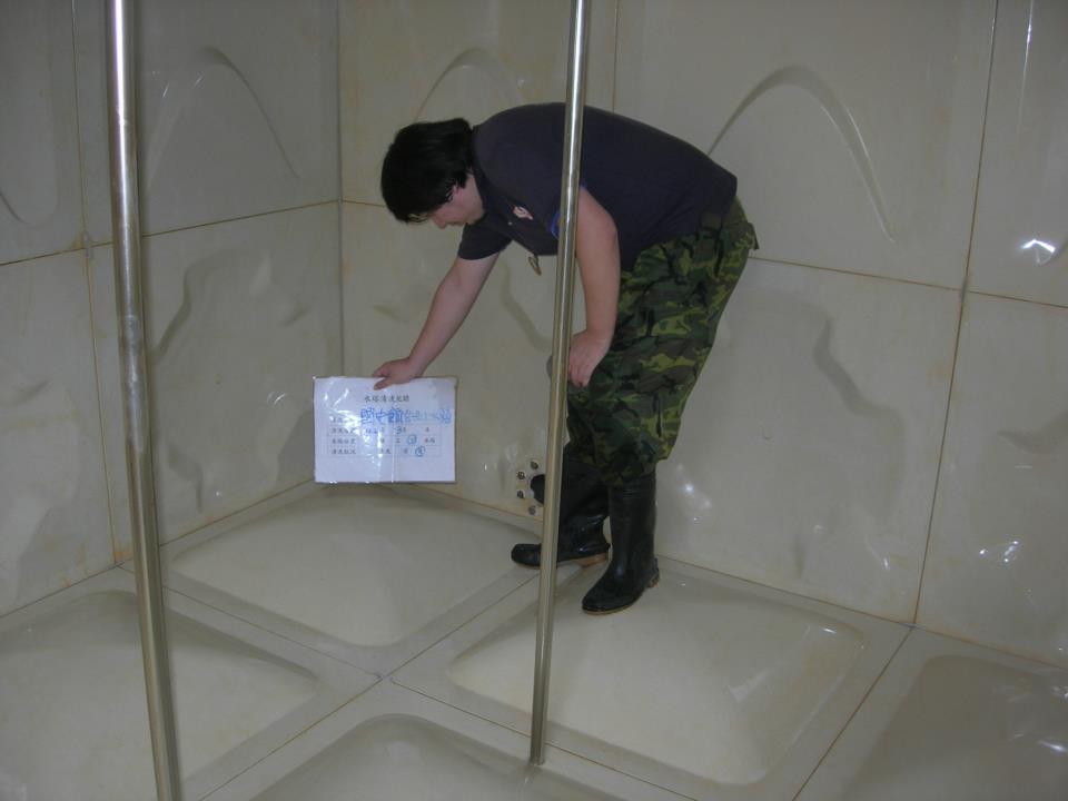FRP水箱清洗照片