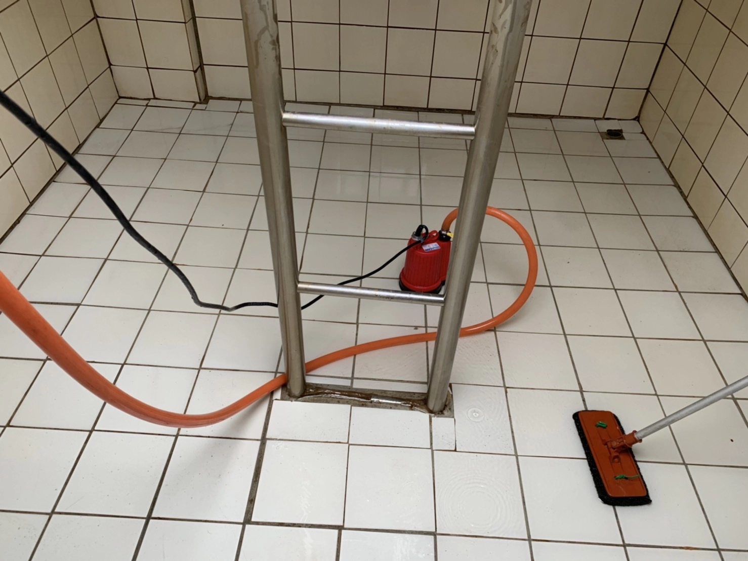 五股御史路 - 磁磚水塔清洗